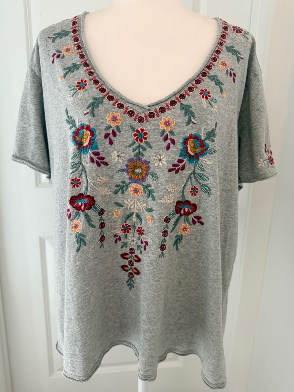 Johnny Was Women’s XXL gray w/ floral embroidery top